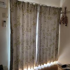 カーテン(160×200の窓のサイズ)と、白いレースカーテン。の画像