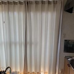 カーテン(160×200の窓サイズ)ライトグレーと、白のレースカーテン。の画像
