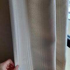 カーテン(160×200の窓サイズ)ライトグレーと、白のレースカーテン。の画像