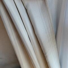 カーテン(160×200の窓サイズ)ライトグレーと、白のレースカーテン。の画像