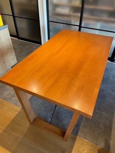 中古のダイニングテーブル