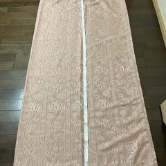 決まりました　カーテン　2枚　（濃いピンク花柄）