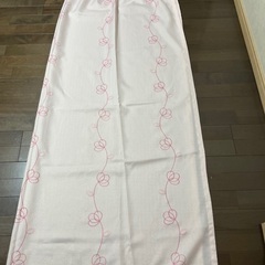 カーテン　２枚　（薄いピンク）