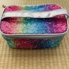 レインボーカラーのラメコスメポーチ