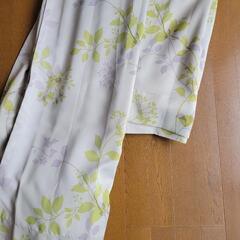 カーテン(160×200の窓のサイズ)と、白いレースカーテン。の画像