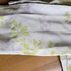 カーテン(160×200の窓のサイズ)と、白いレースカーテン。の画像