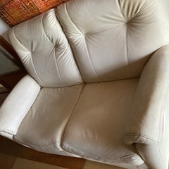 ソファー　（合皮、クリーム色）