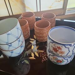 お盆と湯呑み茶碗、おちょこのセットの画像