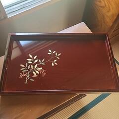 お盆と湯呑み茶碗、おちょこのセットの画像