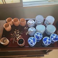お盆と湯呑み茶碗、おちょこのセット
