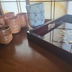 お盆と湯呑み茶碗、おちょこのセットの画像