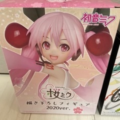【値下げしました】初音ミク　フィギュア　桜ミク2020 レーシングミク2016の画像