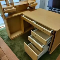 子供用  勉強机差し上げます。