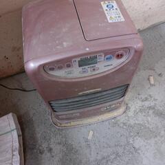 石油ファンヒーターと石油が入ったポリタンク
