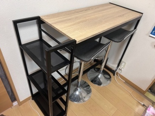 PCデスクと椅子2つ