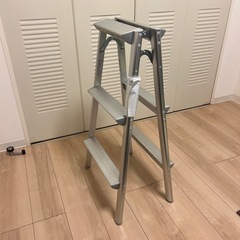 確定しました3 段脚立差し上げます。