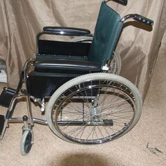 【紋別市発】車いす　車椅子　自走式　スチール製　介護/介助/患者移動/　スタンダードタイプ　２４インチエアータイヤ　使用感の少ない中古品　メーカー不明　DCMで購入の画像