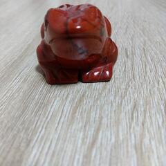 レッドジャスパーの丸玉と蛙の形の置き石の画像