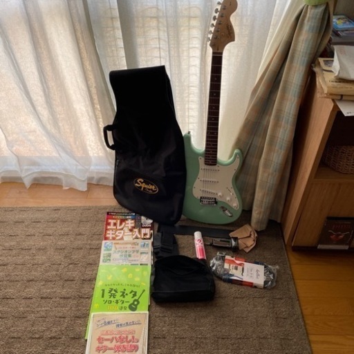 【取りに来ていただける方限定】squier by fender エレキギター + 教本 +周辺機器