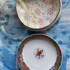 中古、丸大皿2つ（蓋つき1つ）　　0円
