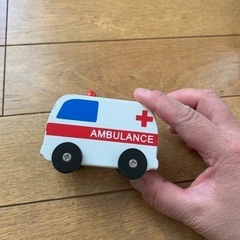 【0円】木の救急車のおもちゃの画像