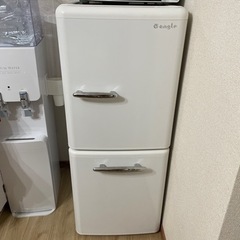 冷蔵庫とダイニングチェア