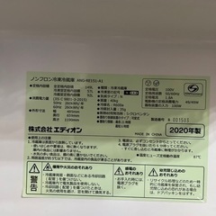 冷蔵庫とダイニングチェアの画像