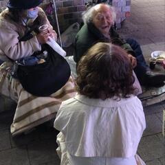 ボランティア、歩いて色々な方と会話しながら炊き出し！