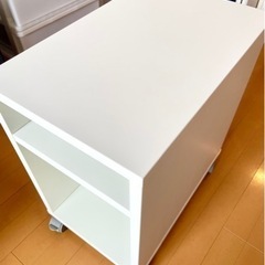 IKEA ベッドテーブルの画像