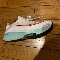 お洒落で歩きやすいスニーカーと黒ブーツです。新品に近い状態です！の画像