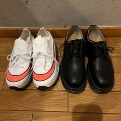 お洒落で歩きやすいスニーカーと黒ブーツです。新品に近い状態です！
