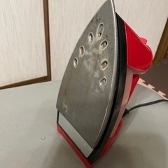 アイロン台・古いアイロンですがセットです。TOSHIBAのアイロンは古いです。の画像