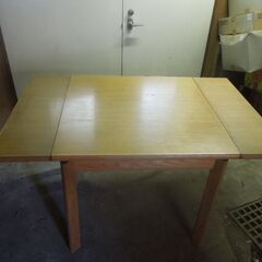 伸縮型テーブルの画像