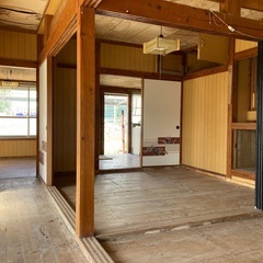 うるま市豊原にある琉球古民家風平屋戸建て物件　敷地100坪〜200坪　生活便利な場所です。　家賃100000円　ご自身でリフォーム可能な香谷お貸し出しします。 − 沖縄県