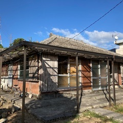 うるま市豊原にある琉球古民家風平屋戸建て物件　敷地100坪〜200坪　生活便利な場所です。　家賃100000円　ご自身でリフォーム可能な香谷お貸し出しします。 - 不動産