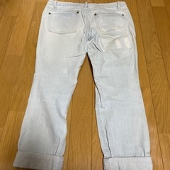 レディース　ダメージジーンズの画像
