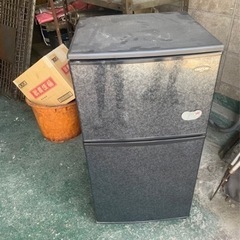 小さいサイズの2段の冷蔵庫です。