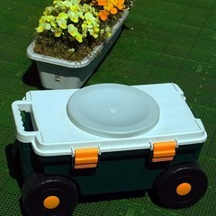 園芸カート  座ったまま移動・方向転換が出来るので楽。の画像