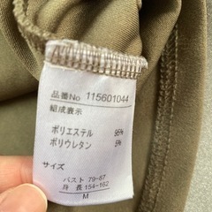 レディース　カーキ　トップス💚の画像