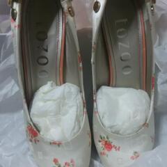 新品未使用／ 花柄ヒールパンプスの画像