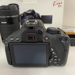 Canon EOS kiss x7i ダブルズームキット　一眼レフカメラの画像