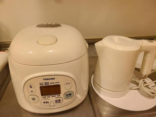 TOSHIBA 3合炊き炊飯器　ニトリ 電気ケトル　2点セット
