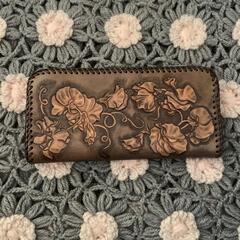 レザーカービング　花　財布の画像