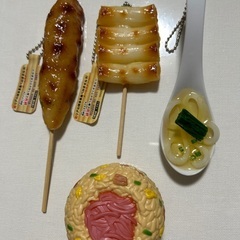 食品サンプルキーホルダー3つ(おにぎりん具チャーハンの紅しょうが...
