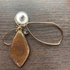 揺れる　大ぶりピアス：ネイビー　ブルーの画像