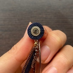 揺れる　大ぶりピアス：ネイビー　ブルーの画像