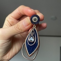 揺れる　大ぶりピアス：ネイビー　ブルーの画像