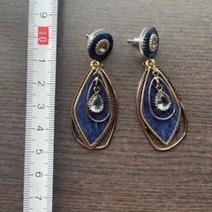 揺れる　大ぶりピアス：ネイビー　ブルーの画像