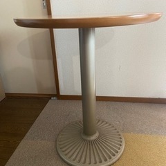 丸テーブルの画像