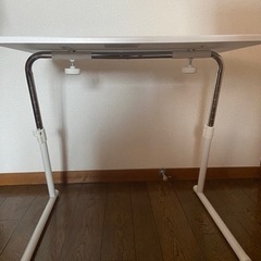 高さ調整可能パソコンテーブルの画像